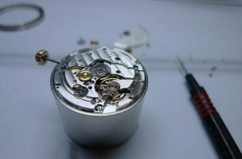 浪琴官網(wǎng)客服電話（浪琴手表機芯生銹的解決方法）