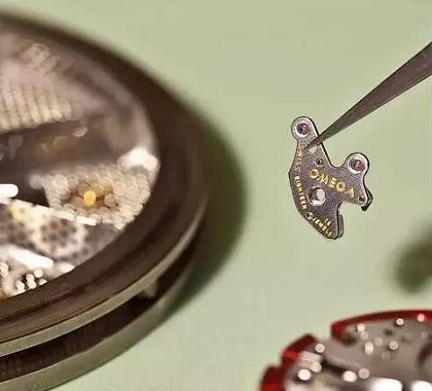 浪琴官網客服電話（浪琴手表機芯生銹的解決方法）
