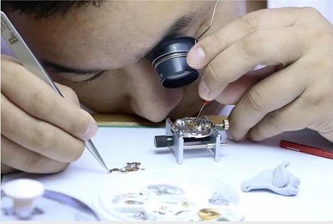 浪琴官網(wǎng)客服電話（浪琴手表機(jī)芯生銹的解決方法）