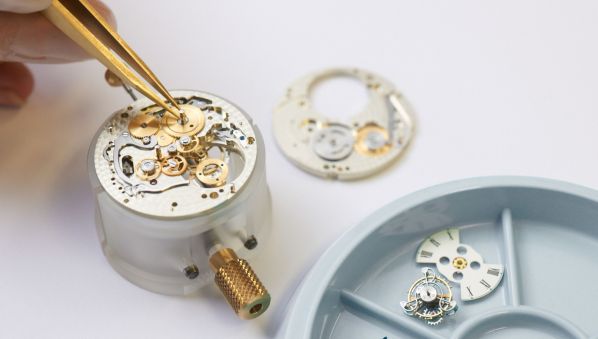 浪琴官網客服電話（浪琴手表機芯生銹的解決方法）
